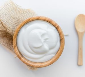 yogurt greco in ciotola di legno