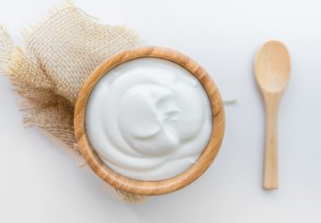 yogurt greco in ciotola di legno