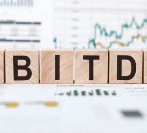 EBITDA scritto su cubi di legno