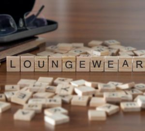 scritta loungewear su cubi di legno