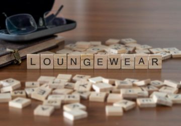 scritta loungewear su cubi di legno