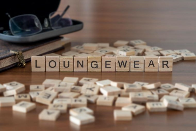 scritta loungewear su cubi di legno