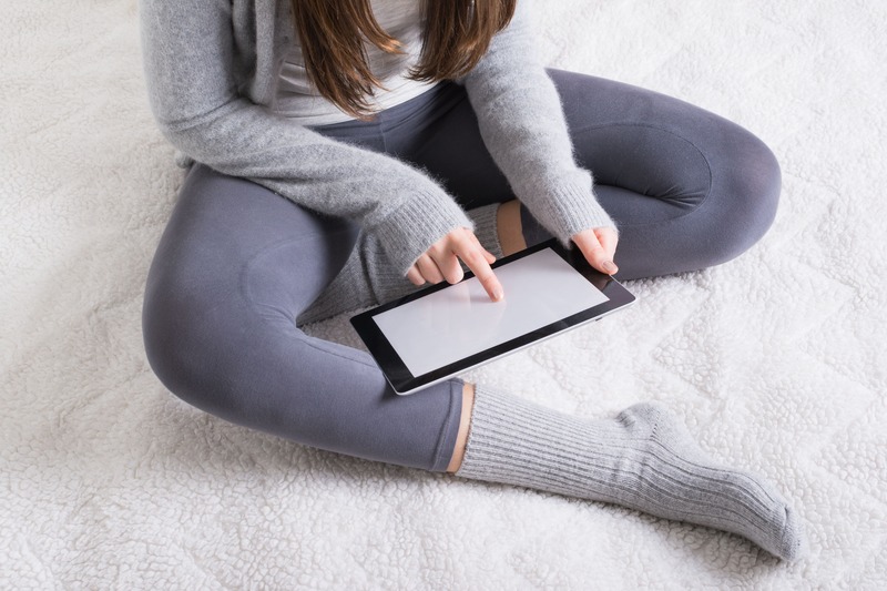 ragazza con vestiti comodi usa tablet