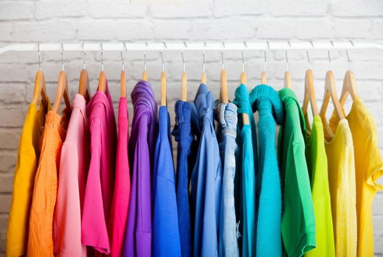 magliette di vari colori