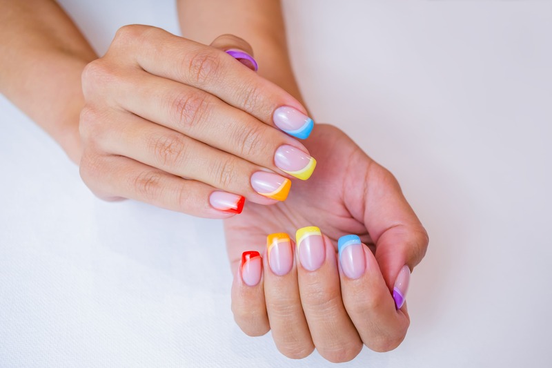 french manicure colorata