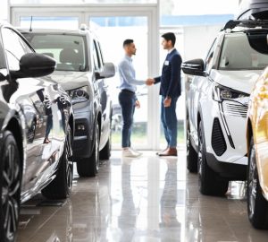 accordo tra cliente e venditore in una concessionaria di auto