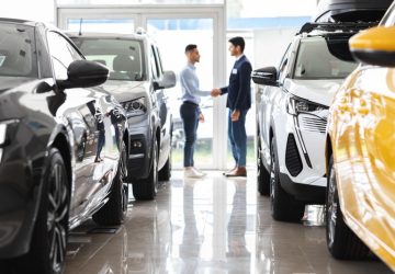 accordo tra cliente e venditore in una concessionaria di auto