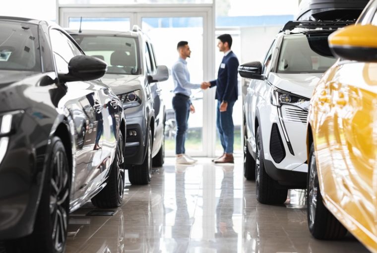 accordo tra cliente e venditore in una concessionaria di auto