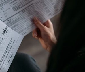 contributo FAP, donna con busta paga in mano