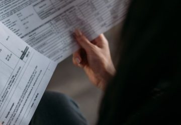 contributo FAP, donna con busta paga in mano