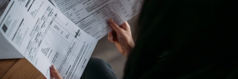 contributo FAP, donna con busta paga in mano