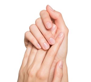 mani di donna, Cuticole delle unghie curate