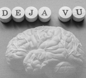 immagine in bianco e nero di un cervello e scritta déjà-vu su mattoncini di legno rotondi