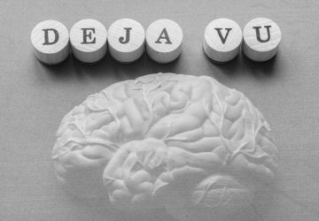 immagine in bianco e nero di un cervello e scritta déjà-vu su mattoncini di legno rotondi