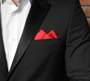 fazzoletto da taschino rosso su completo nero