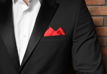 fazzoletto da taschino rosso su completo nero