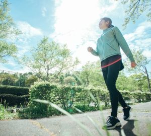 camminata giapponese, donna cammina in un parco