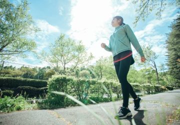 camminata giapponese, donna cammina in un parco