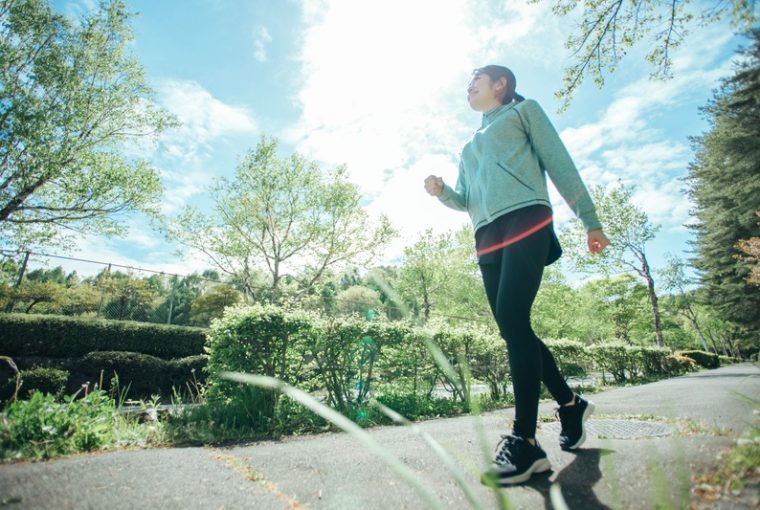 camminata giapponese, donna cammina in un parco