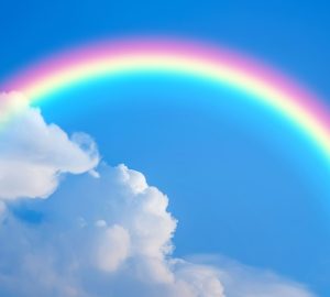 arcobaleno in cielo tra le nuvole