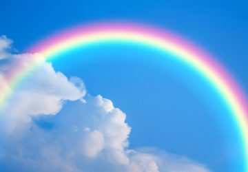arcobaleno in cielo tra le nuvole