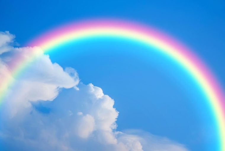 arcobaleno in cielo tra le nuvole