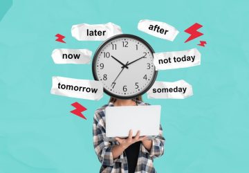 procrastinazione rappresentata con una ragazza con un orologio al posto della testa e intorno parole inglesi come tomorrow, now, later, after, not today, someday