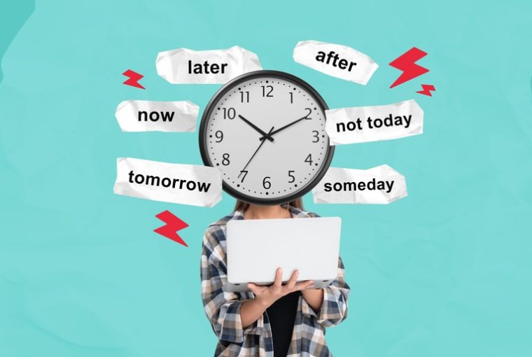 procrastinazione rappresentata con una ragazza con un orologio al posto della testa e intorno parole inglesi come tomorrow, now, later, after, not today, someday