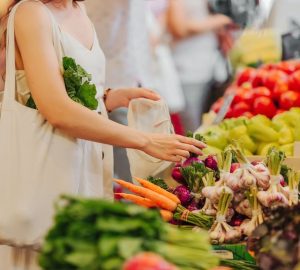 Risparmiare quando fai la spesa: donna al reparto frutta al supermercato