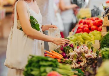 Risparmiare quando fai la spesa: donna al reparto frutta al supermercato