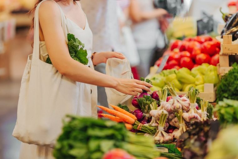 Risparmiare quando fai la spesa: donna al reparto frutta al supermercato