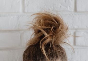 La cera per capelli si usa così, senza appesantire la piega: Primo piano di uno stile di capelli disordinato e casual a bun…
