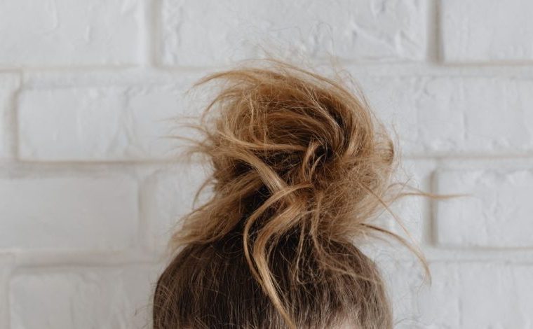 La cera per capelli si usa così, senza appesantire la piega: Primo piano di uno stile di capelli disordinato e casual a bun…